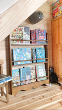 Biblioteczka drewniana stojąca z rustykalnym dekorem